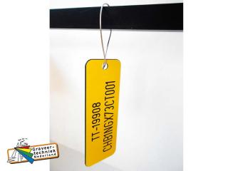 Kunststof labels bv bevestigd met staaldraad.